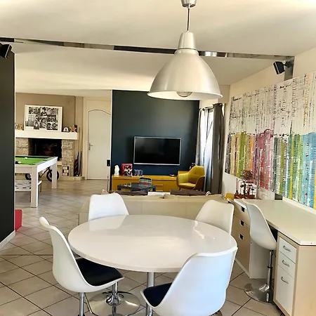 Les Maures Location Saisonniere Grand Toit-terrasse Apartamento *